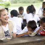 KATE HUDSON EATING WITH CAMBODIAN CHILDREN
