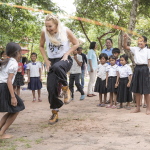 KATE HUDSON SKIPPING ROPE WITH CAMBODIAN CHILDREN