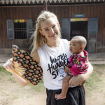 KATE HUDSON HOLDING BABY